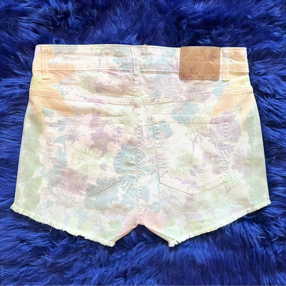 New! VICOLO Italy Parrot Floral Print High Waist Denim Shorts - Picture 3 of 5